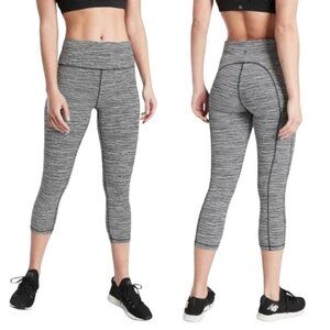 Athleta Ultimate Linear Lines Capri Leggings Black White Women's Small